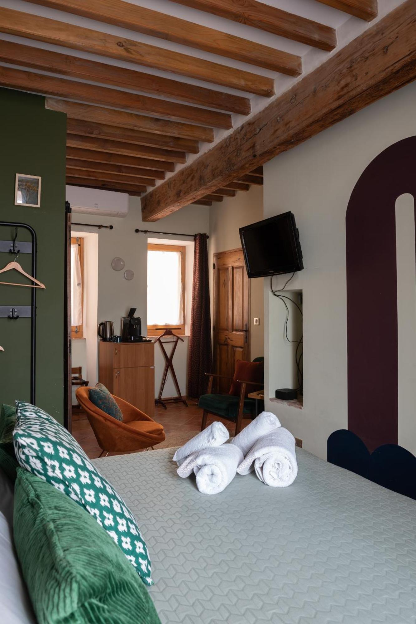 La Maison D'En Bas Des Seigneurs Cucuron Room photo